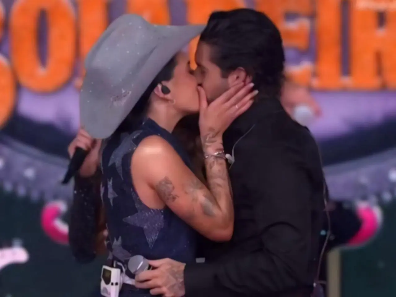 Ana Castela e Zé Felipe se beijam no 'Natal da Boiadeira' || Imagem/Reprodução: SBT 