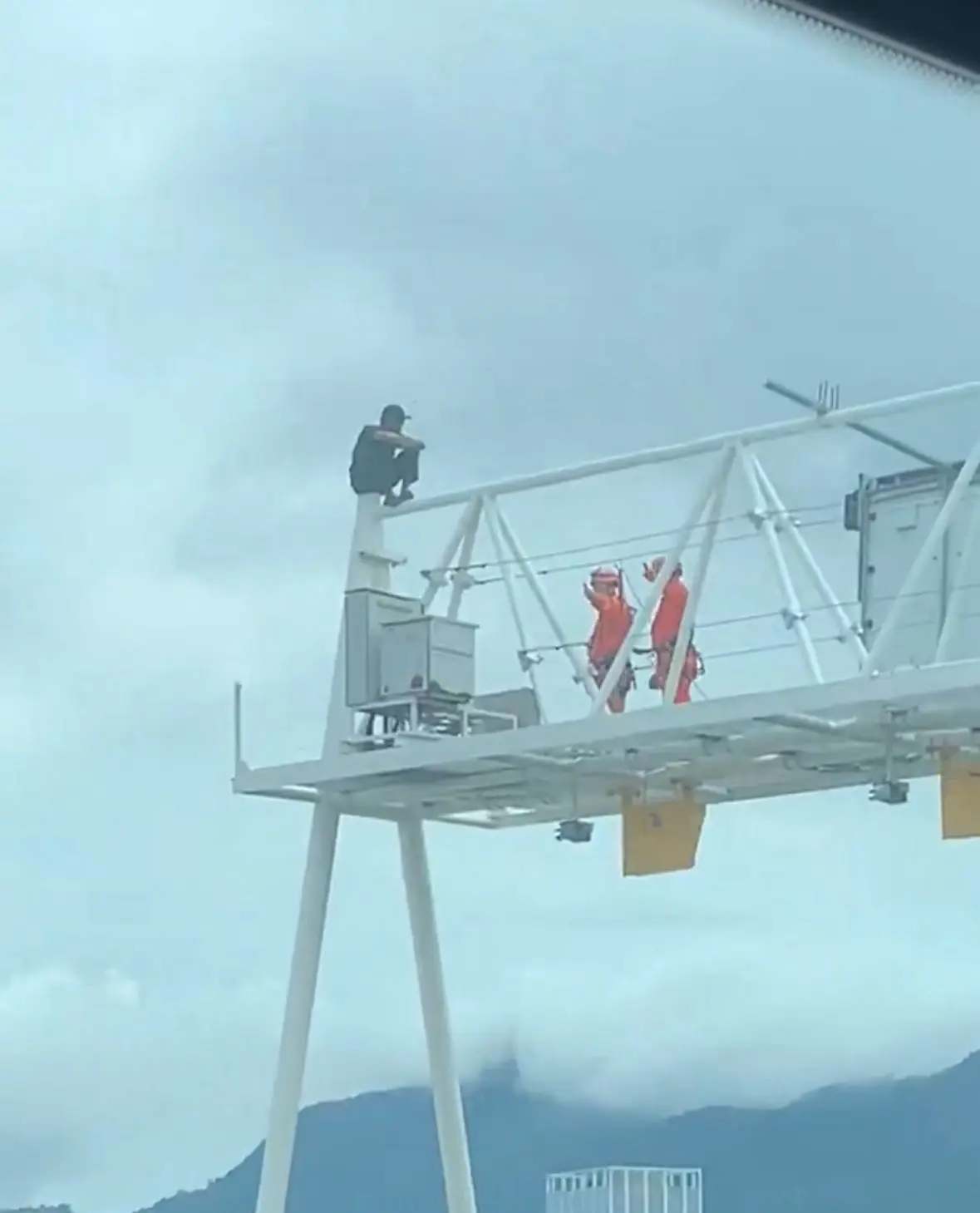 Ponte Rio-Niterói é fechada após homem escalar poste de sinalização (Foto: Reprodução/Redes sociais)