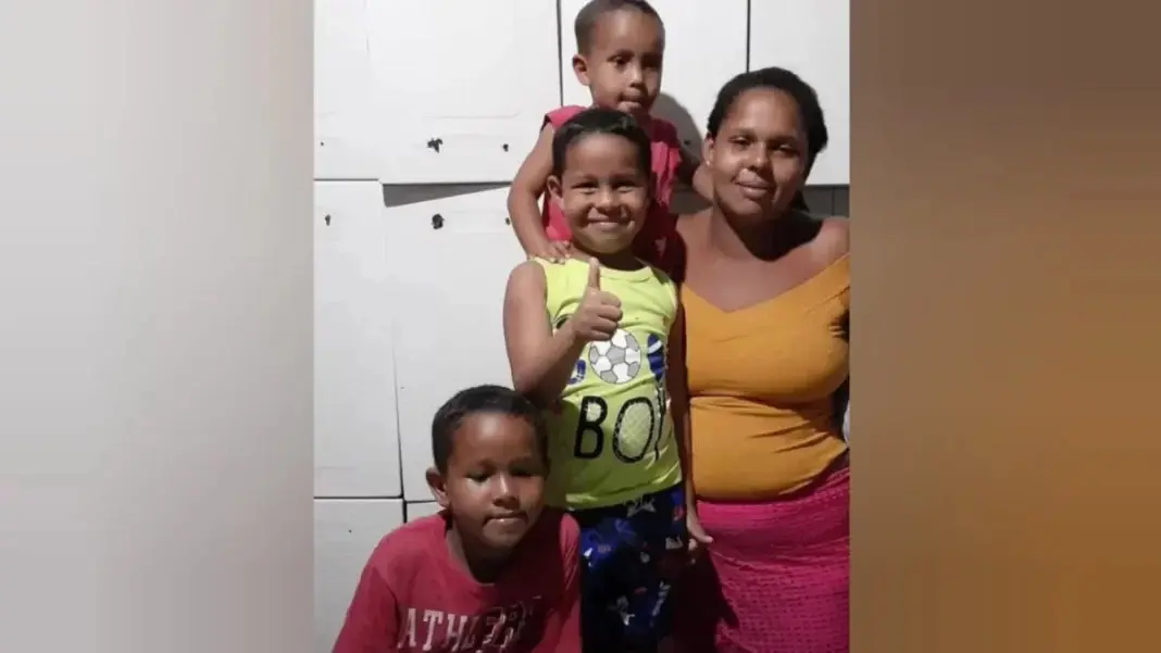 Corpos de Sabrina e dos três filhos chegam ao velório; assista