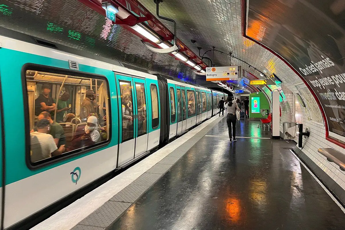 Linha 3 do metrô de Paris, onde ocorreram os ataques em três estações diferentes nesta sexta-feira (26). Foto: Divulgação.