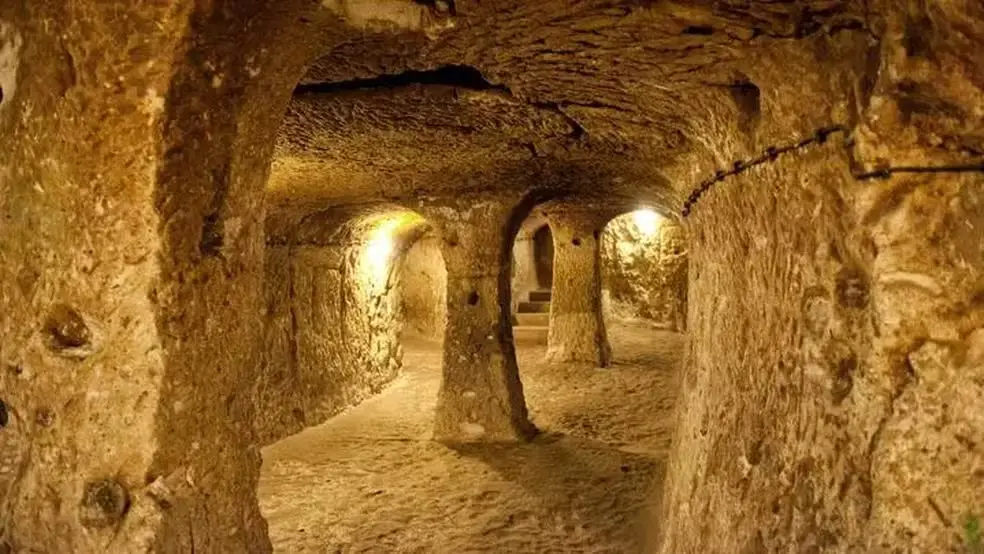 Montes de areia e tubos de ventilação indicam as moradias subterrâneas de Coober Pedy, no deserto da Austrália. Foto: Getty Images/BBC.