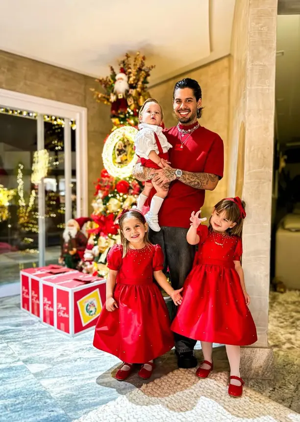 Zé Felipe e filhos no natal (Reprodução/Redes Sociais)