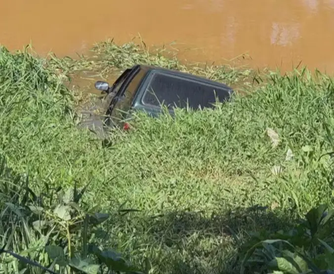 Carro com o corpo de Edimilson no porta-malas estava parcialmente submerso. — Foto: Redes Sociais
