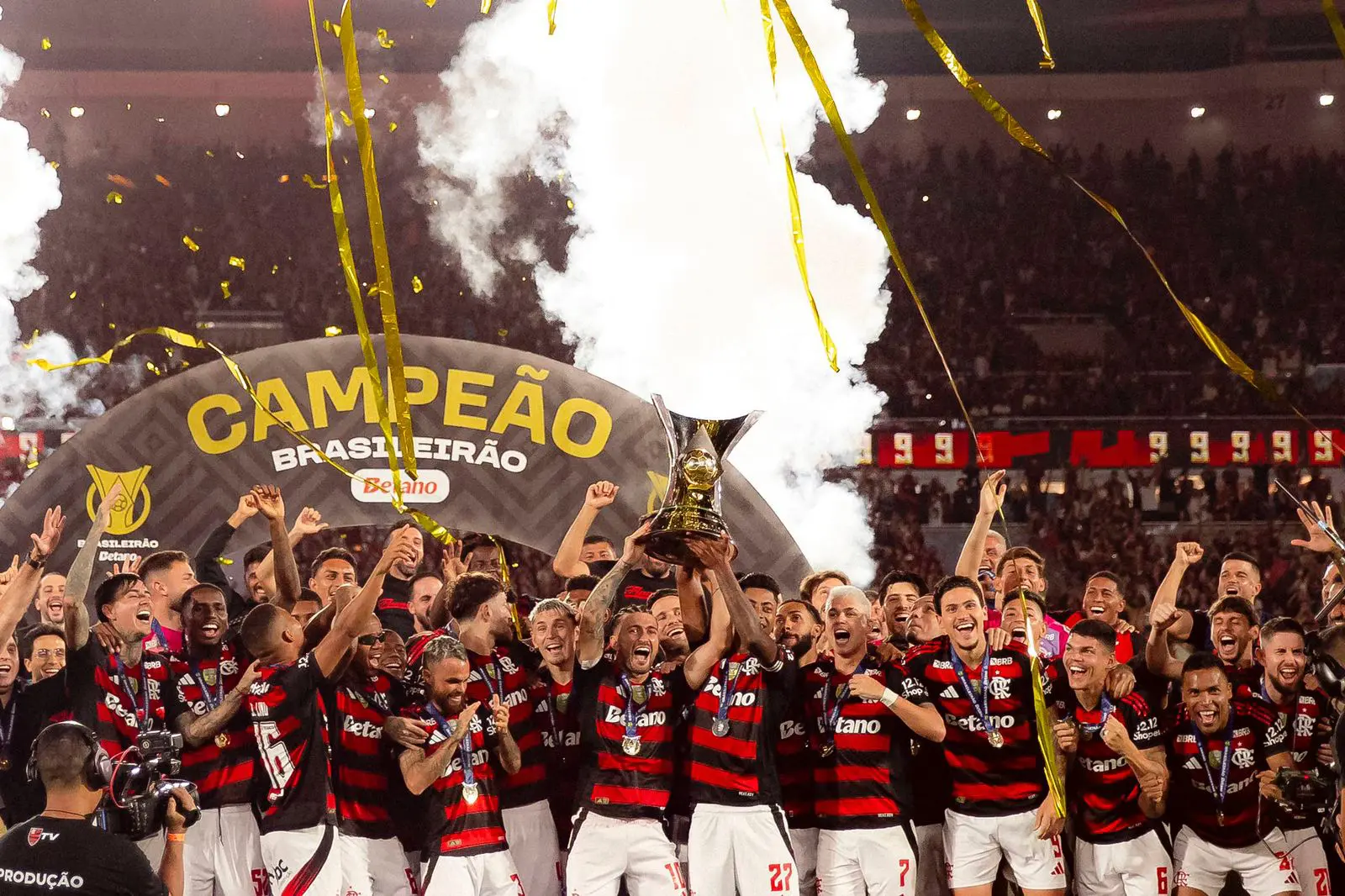 Avião que transporta a delegação do Flamengo não conseguiu pousar em São Paulo por causa das condições climáticas adversas Foto: Adriann Fontes/Flamengo.