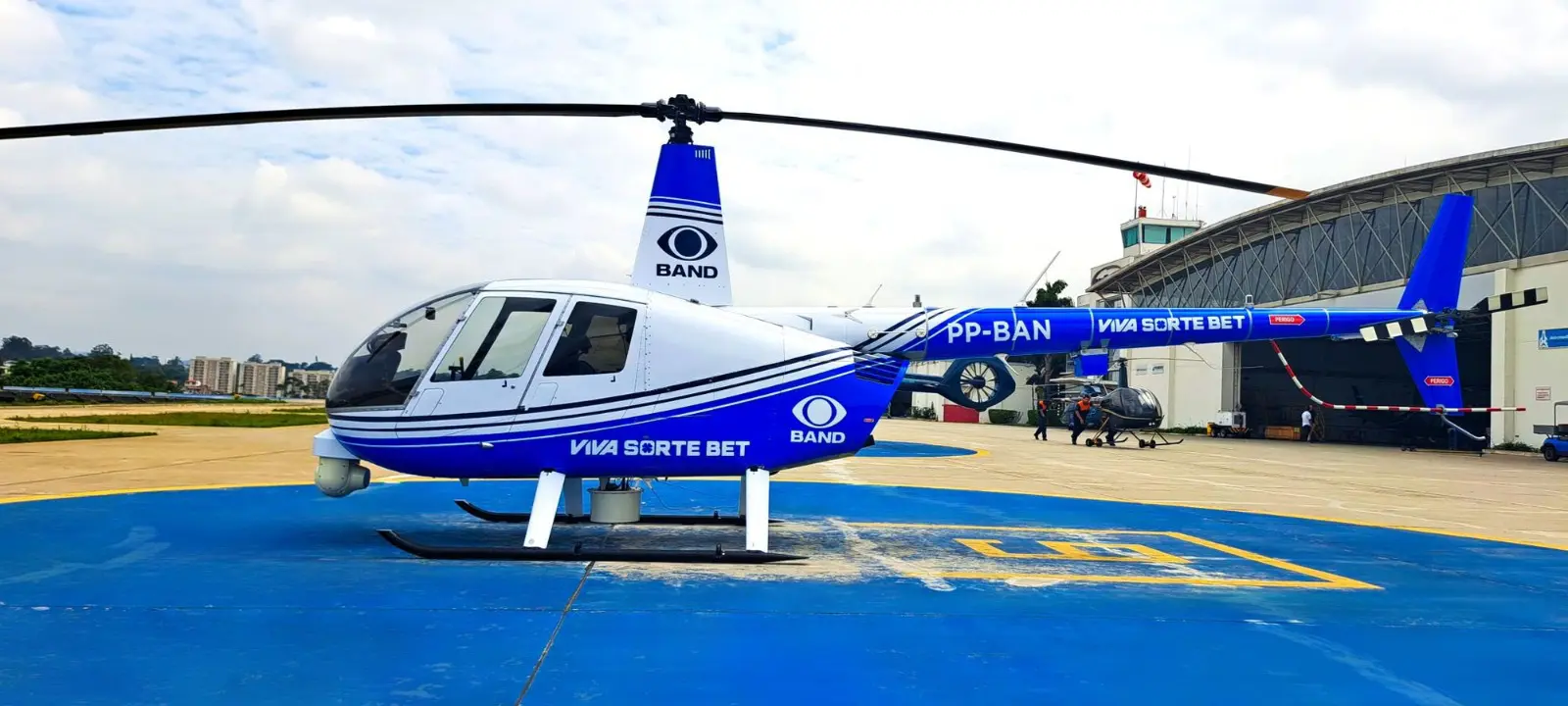Helicóptero cai em avenida de Guarulhos e atinge carreta próximo à rodovia Presidente Dutra. Foto: Reprodução / X.