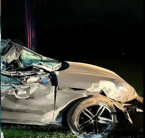 Mulher tem braço amputado em meios às ferragens de acidente em carro de luxo e morre (Foto: Reprodução)