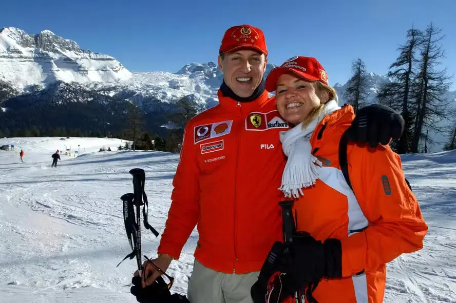 Corinna Schumacher fez um raro pronunciamento ao relembrar os 12 anos do acidente que afastou Michael Schumacher da vida pública desde 2013. Foto: Divulgação.