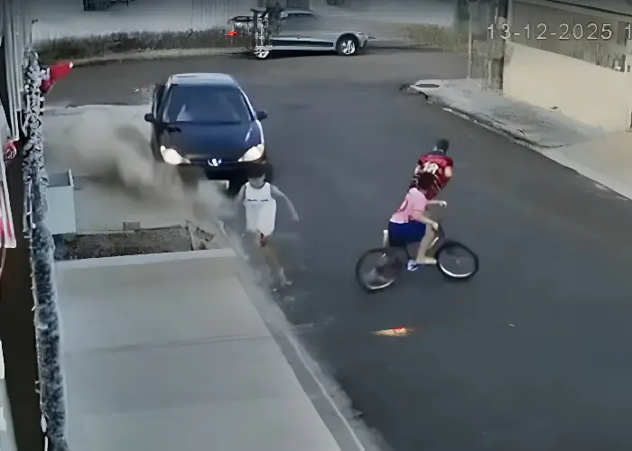 Criança que estava andando de bicicleta é atropelada por carro desgovernado (Foto: Reprodução Câmera de Segurança)