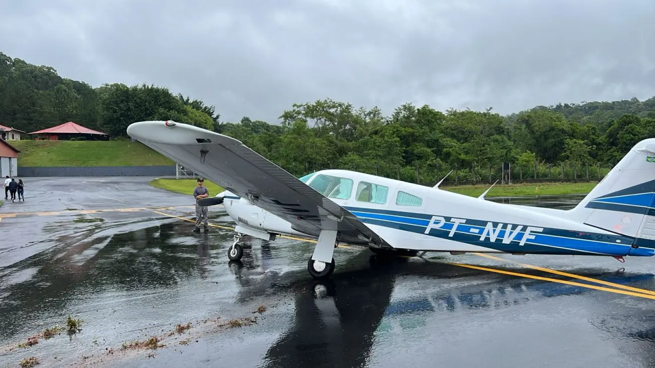 Trem de pouso de avião de pequeno porte cede durante aterrissagem em Blumenau; piloto não se feriu. Foto: Reprodução / ND Mais.