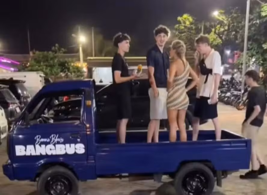 Estrela pornô é presa durante ‘tour mundial’ com ‘ônibus do sexo’