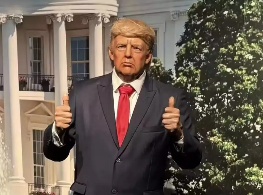 Estátua de cera de Trump é retirada de museu após levar ‘surra’ de visitantes