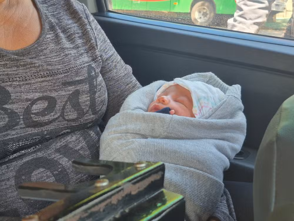 Bebê nascido no Natal recebe nome de PM que salvou parto de emergência
