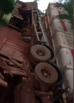 Ponte de madeira não resiste com peso de carreta e desaba (Foto: Reprodução)