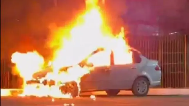 Carro com quatro pessoas pega fogo em grande avenida (Foto: Reprodução)