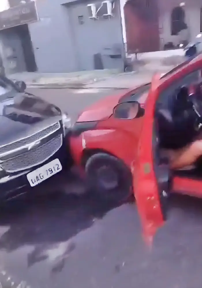 Homem embriagado bate o carro e tem reação impressionante (Foto: Redes Sociais)