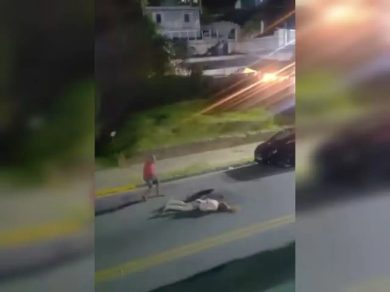 Mulher é agredida com tacho e desmaia no meio da rua; veja