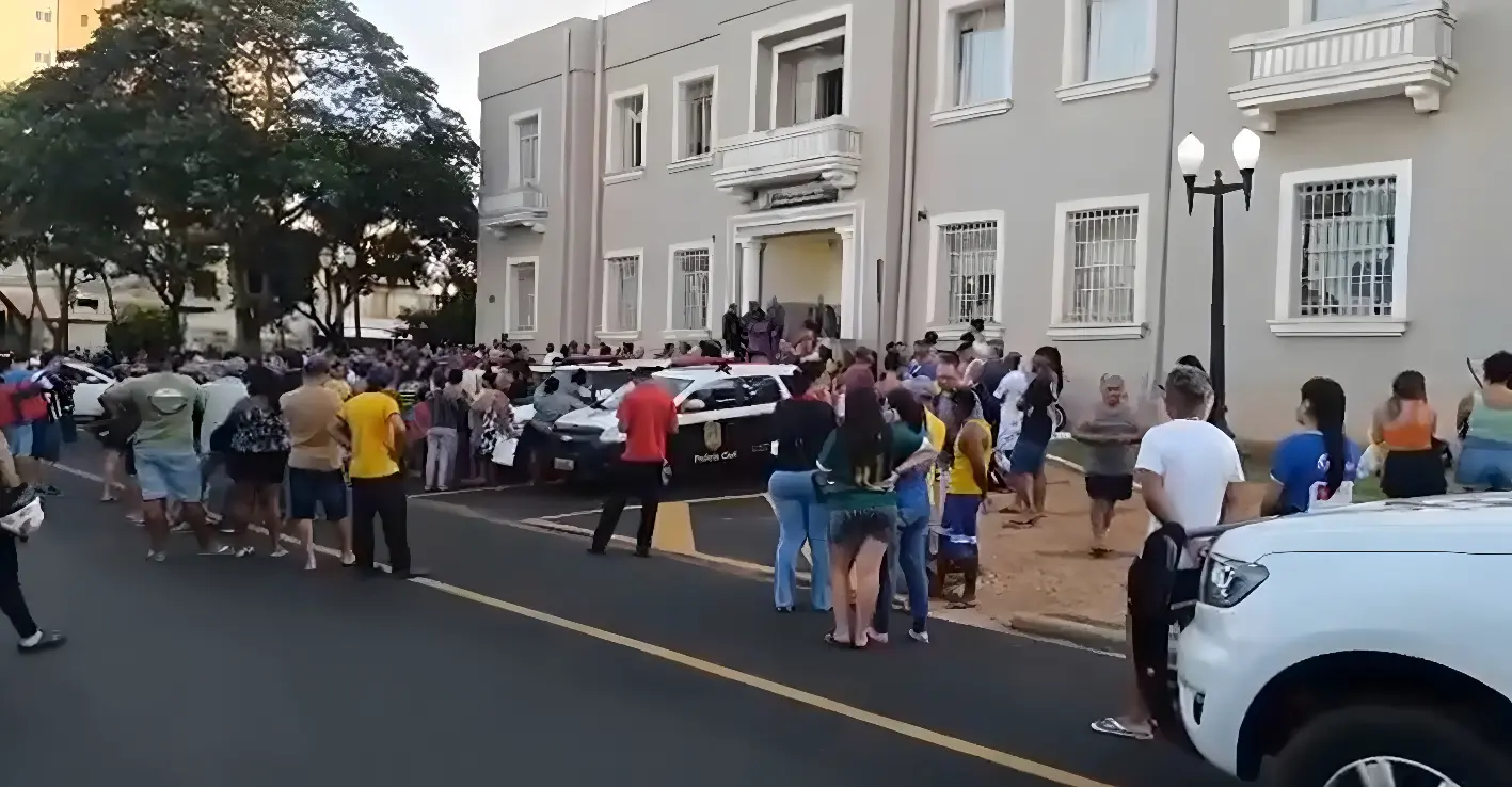 População se revolta em frente à delegacia após pai confessar morte de família inteira (Foto: Reprodução)