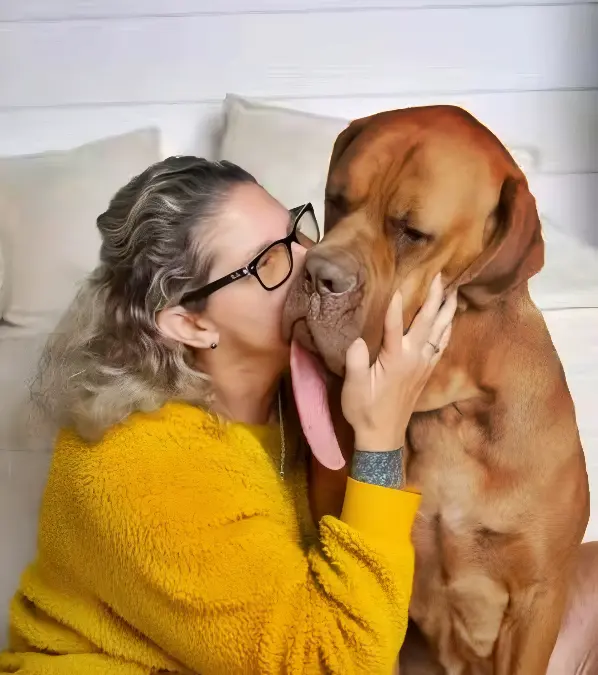 Cão entra para o livro dos recordes por ter a maior língua do mundo (Foto: Redes Sociais)