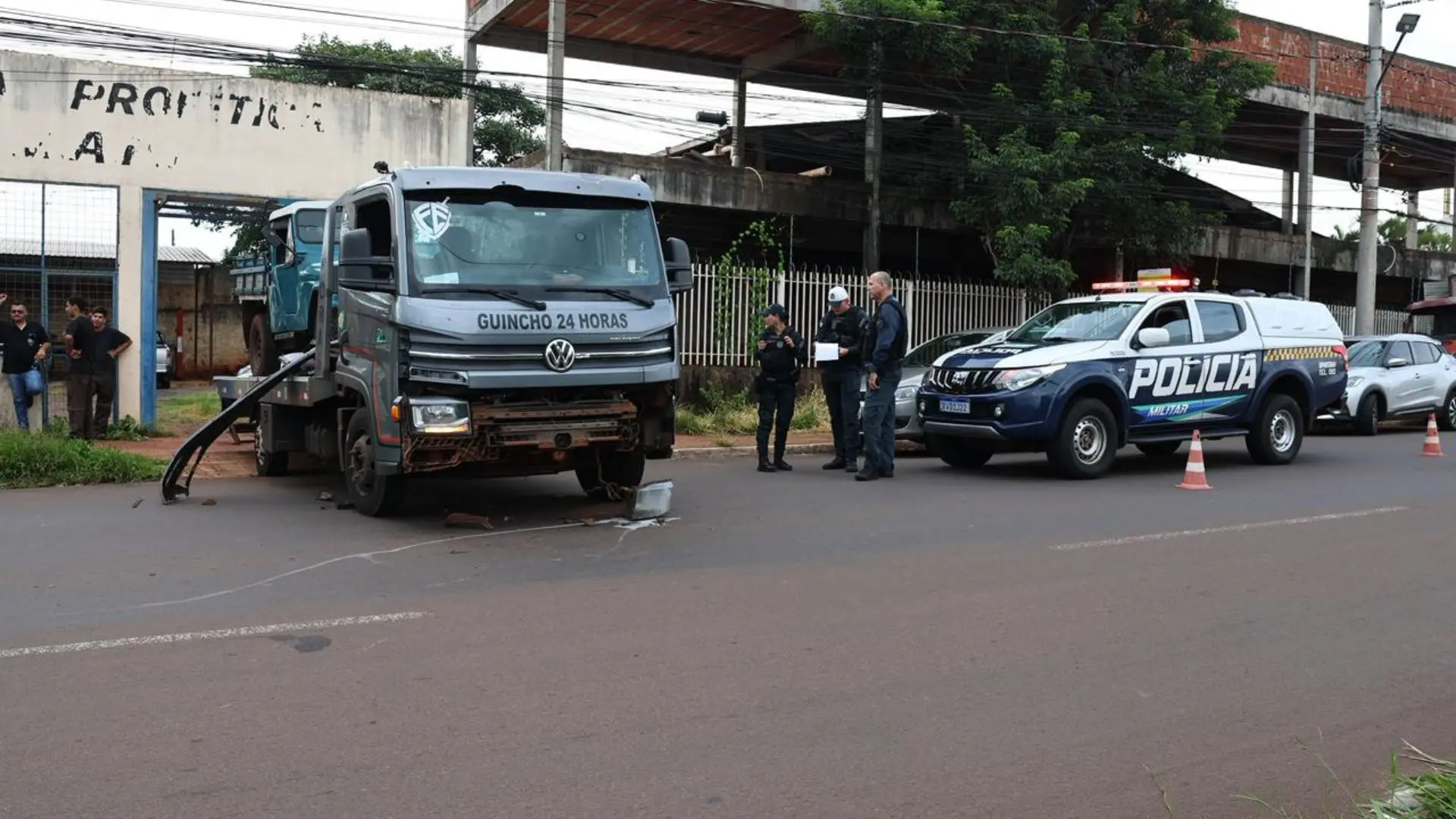 Moto colide com guincho e criança de apenas 3 anos 'voa' da garupa (Foto: Madu Livramento/Midiamax)