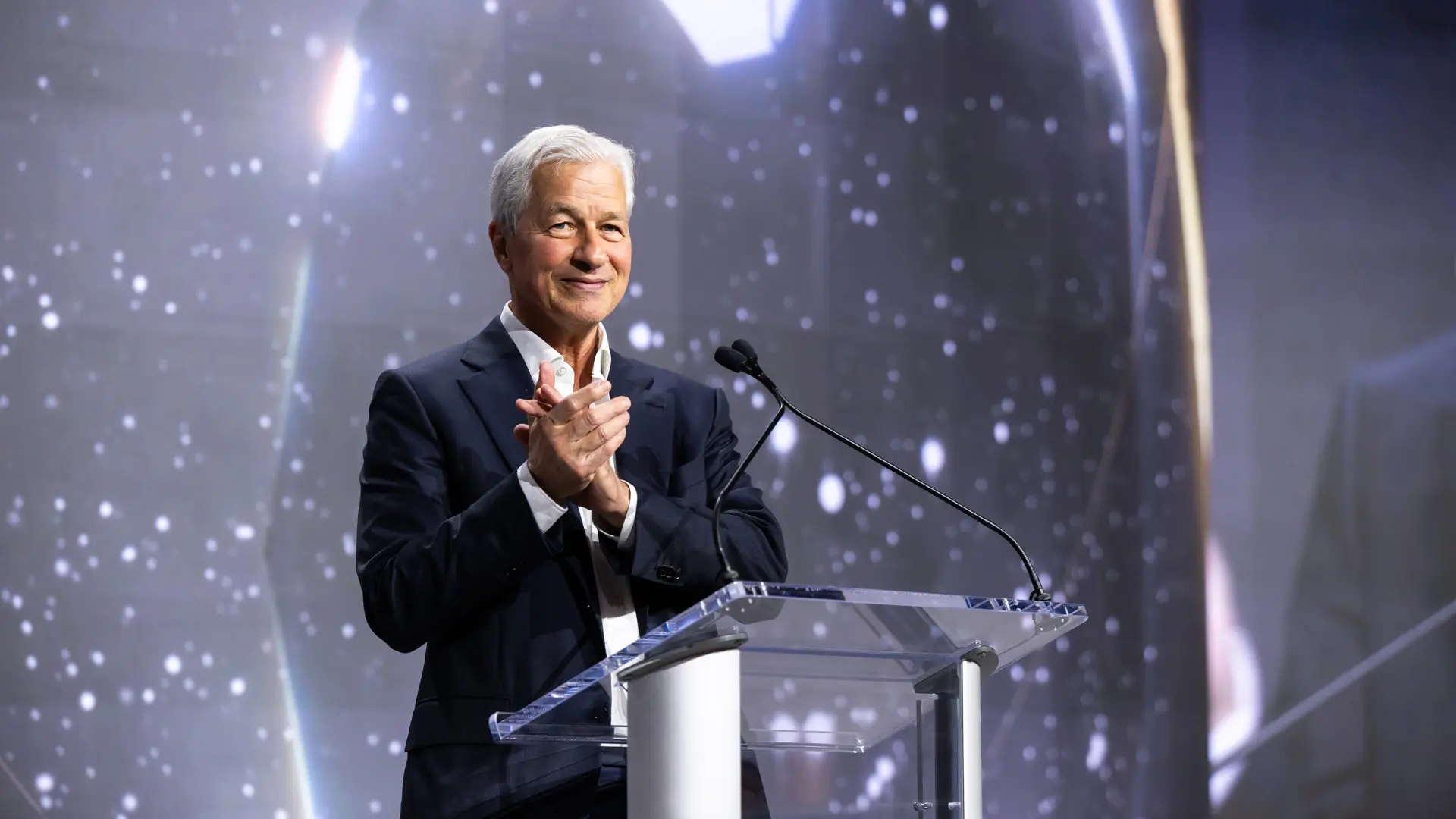 Jamie Dimon, CEO do JPMorgan Chase, fala sobre os efeitos da inteligência artificial no mercado de trabalho, destacando que a tecnologia não deve causar grandes cortes de emprego no curto prazo. Foto: Divulgação.