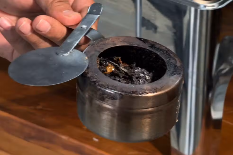 Galão de álcool em gel explode em restaurante e funcionária tem 80% do corpo queimado