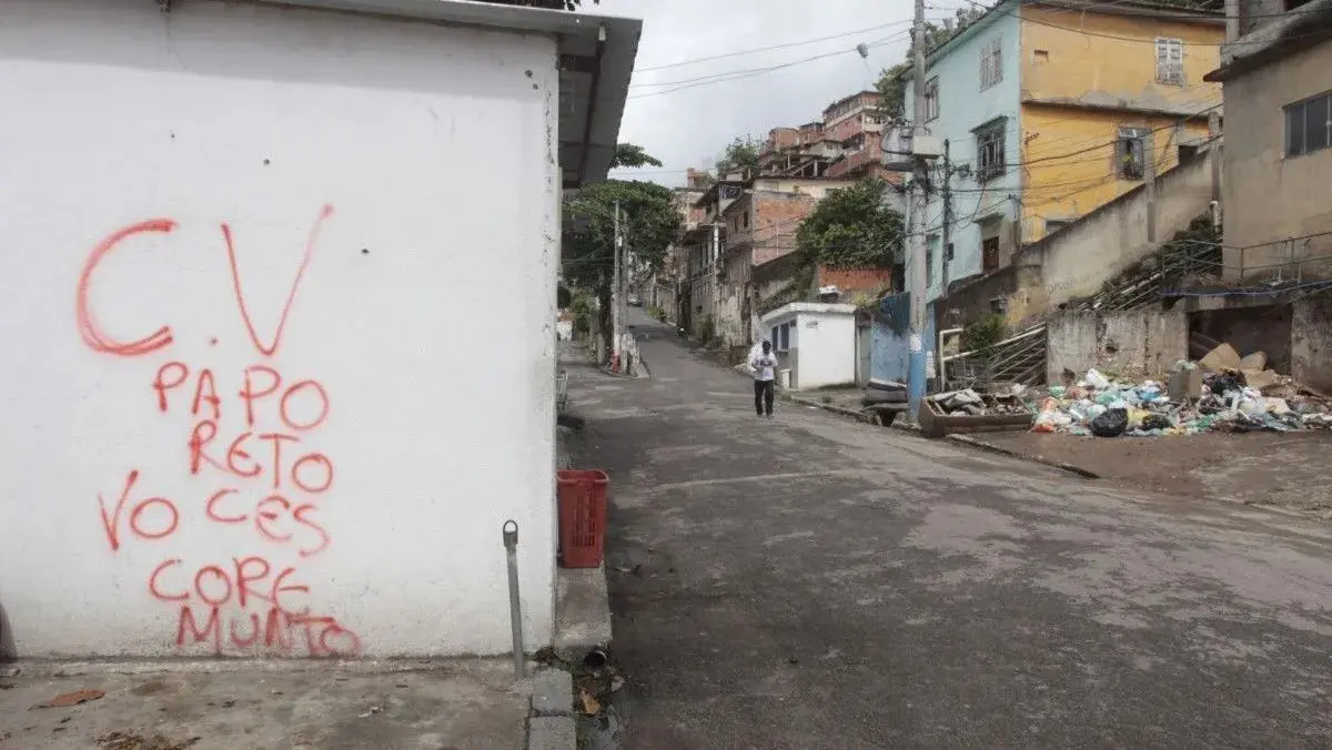 Muro pixado com alusão ao Comando Vermelho no Morro dos Macacos, no Rio de Janeiro - Foto: reprodução/redes sociais