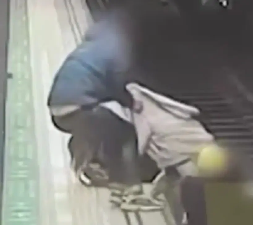 Homem cai nos trilhos do metro e é salvo por policial de folga (Foto: Reprodução)