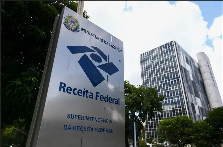 A imagem mostra a logomarca da Receita Federal em uma placa (Foto: Marcelo Camargo/Agência Brasil)