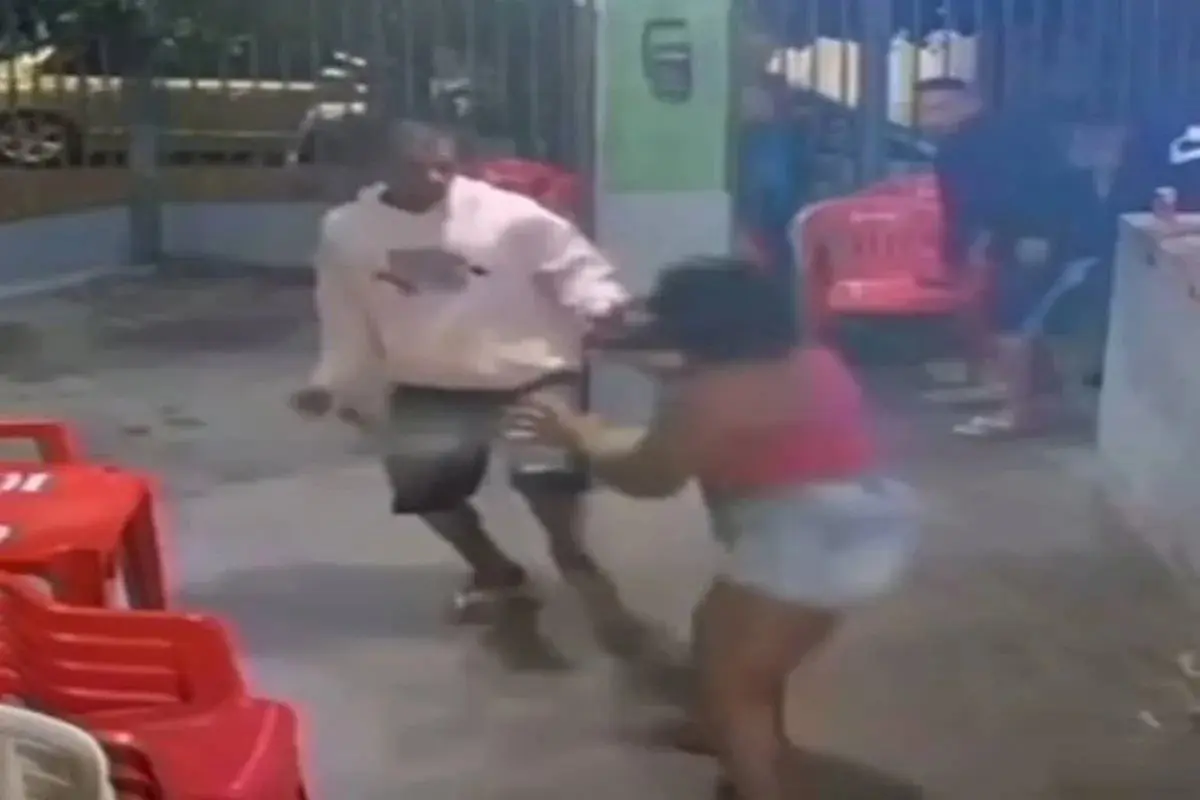 Homem ataca companheira com facão em bar (Foto: Reprodução/Redes sociais)