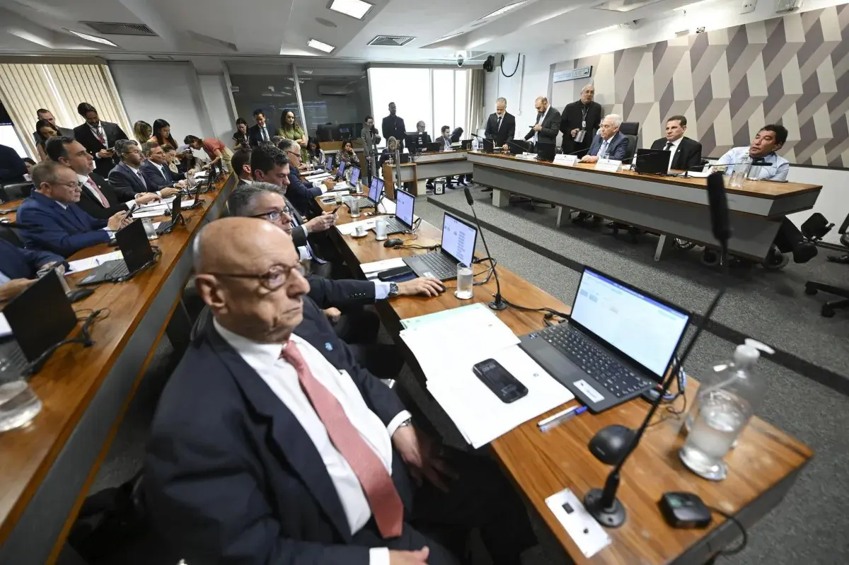 Senadores durante reunião da CCJ nesta quarta-feira (17) para análise do PL da Dosimetria  -  Foto: Saulo Cruz/Agência Câmara