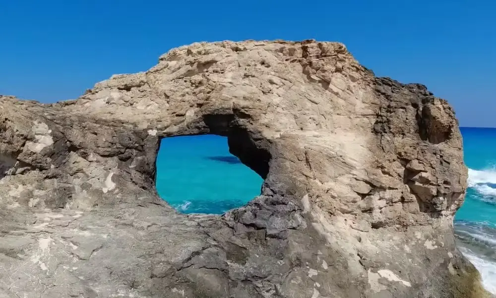 Turista é surpreendida por onda gigante ao posar para foto (Foto: Reprodução)