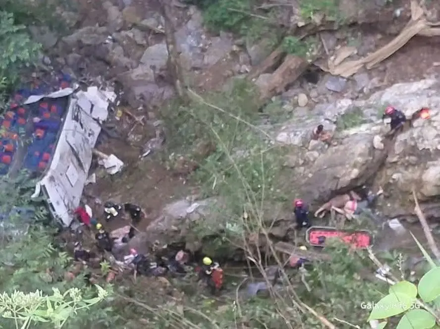 Ônibus despenca de penhasco em viagem de formatura e deixa 17 mortos (Foto: Reprodução/Redes sociais)