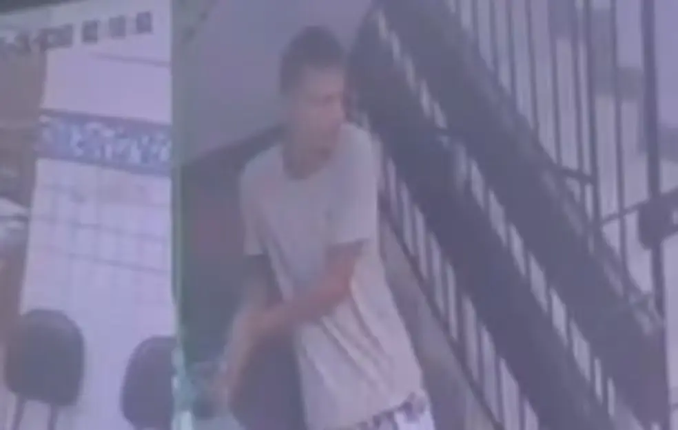 Homem escapa de algemas e foge de delegacia (Foto: Reprodução)