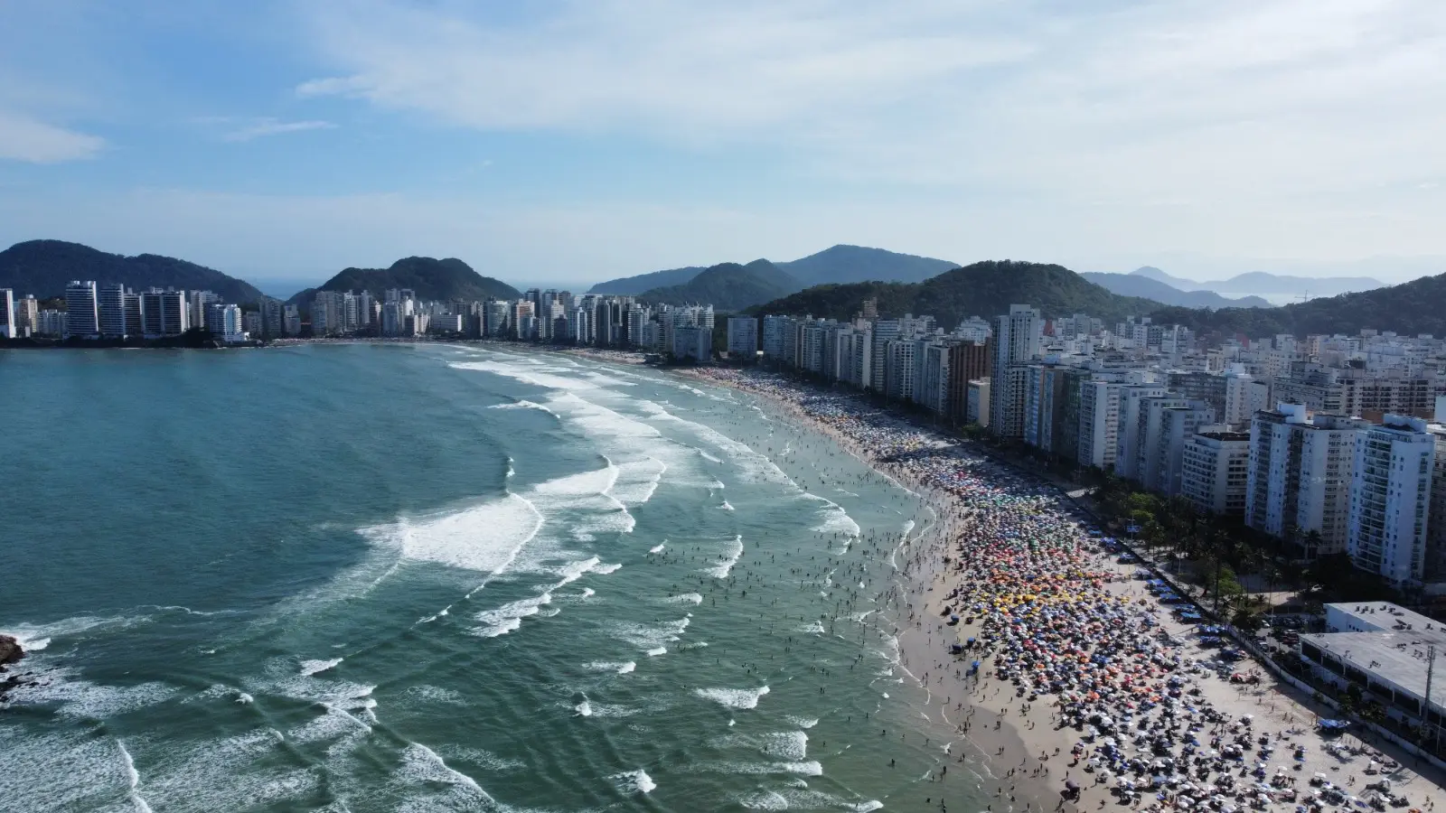 Quiosques cobram até R$ 380 por guarda-sol e cadeiras em praias de SP - Foto: reprodução/Prefeitura de Guarujá