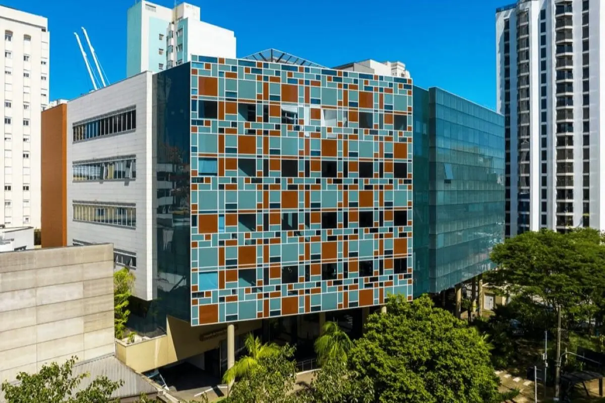 Incêndio atinge Hospital Albert Einstein e pacientes são retirados às pressas