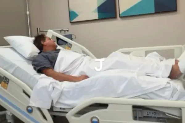 Em vídeo, Leonardo atualiza estado de saúde após internação