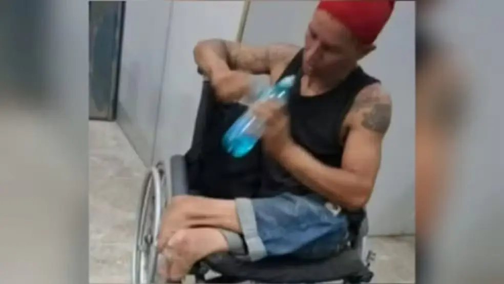 Cadeirante foi flagrado por câmeras furtando ventilador de pizzaria; é a terceira prisão em novembro. Foto: Reprodução.