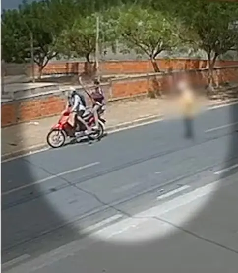 Imagens mostram dois homens empurrando o idoso e saindo de moto enquanto carregam a bicicleta utilizada no assalto. Foto: Reprodução.