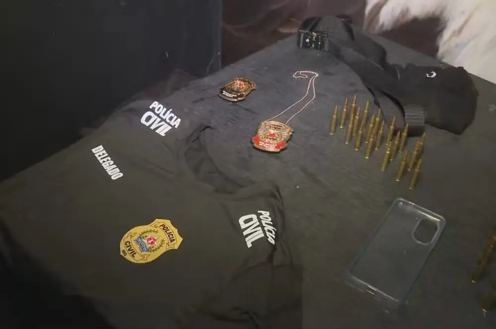 Armas, munições, camisetas da Polícia Civil e distintivos foram apreendidos com suspeitos após o tiroteio em Belo Horizonte. Foto: TV Globo.