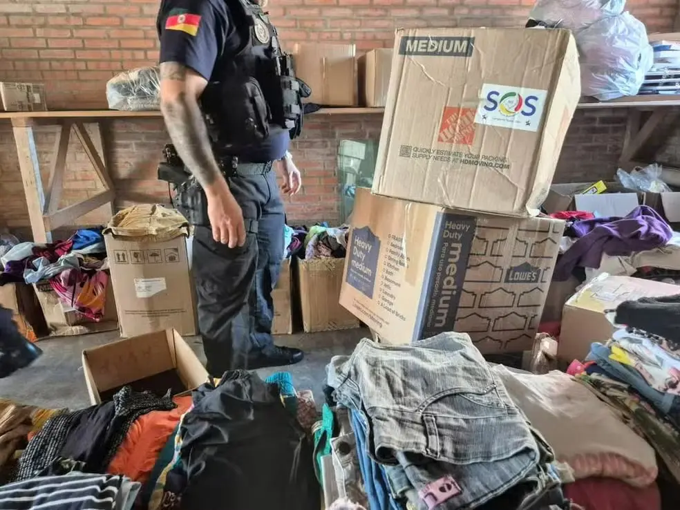 Operação do Ministério Público apreendeu roupas, documentos e celulares em brechós da Serra gaúcha durante investigação sobre desvio de doações destinadas aos atingidos pelas enchentes. Foto: Divulgação / Ministério Público.