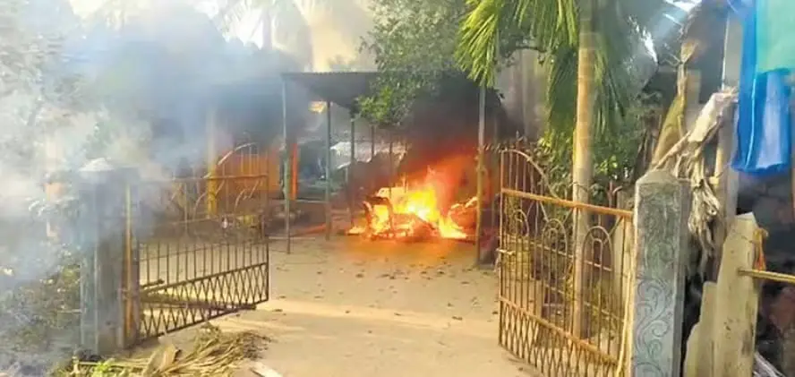 Moradores incendiaram cerca de 50 casas após prisão de suspeito por assassinato brutal na Índia. Foto: Reprodução / X.