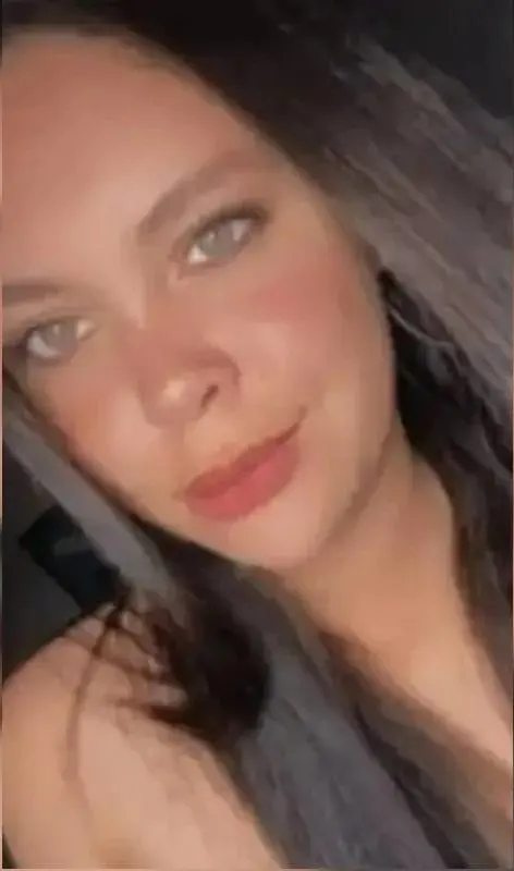 Mirelly Cristina da Silva, de 21 anos, foi morta pelo ex-namorado em Itaúna; ataque foi registrado por câmeras de segurança. Foto: Redes sociais.