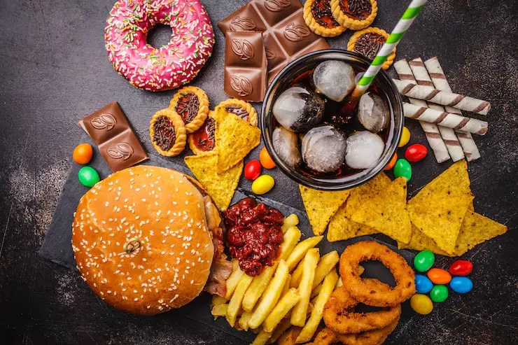 Alimentos ultraprocessados podem estimular o consumo excessivo em adolescentes, mesmo quando não há sensação de fome. Foto: Freepik.