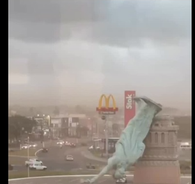 Estátua da Havan desaba em Guaíba durante temporal com ventos acima de 90 km/h; área foi isolada e não houve feridos. Foto: Reprodução.