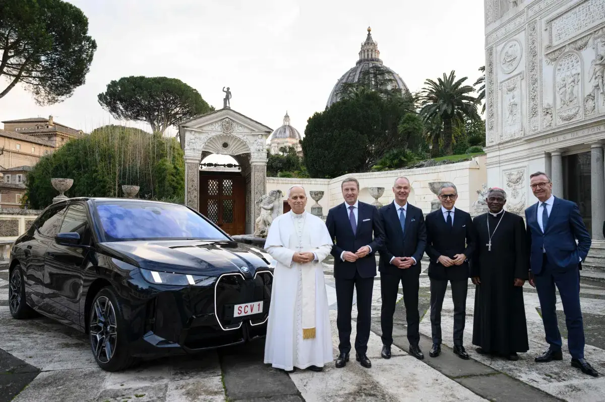 Quanto custa e como é o BMW elétrico escolhido pelo Papa Leão XIV?