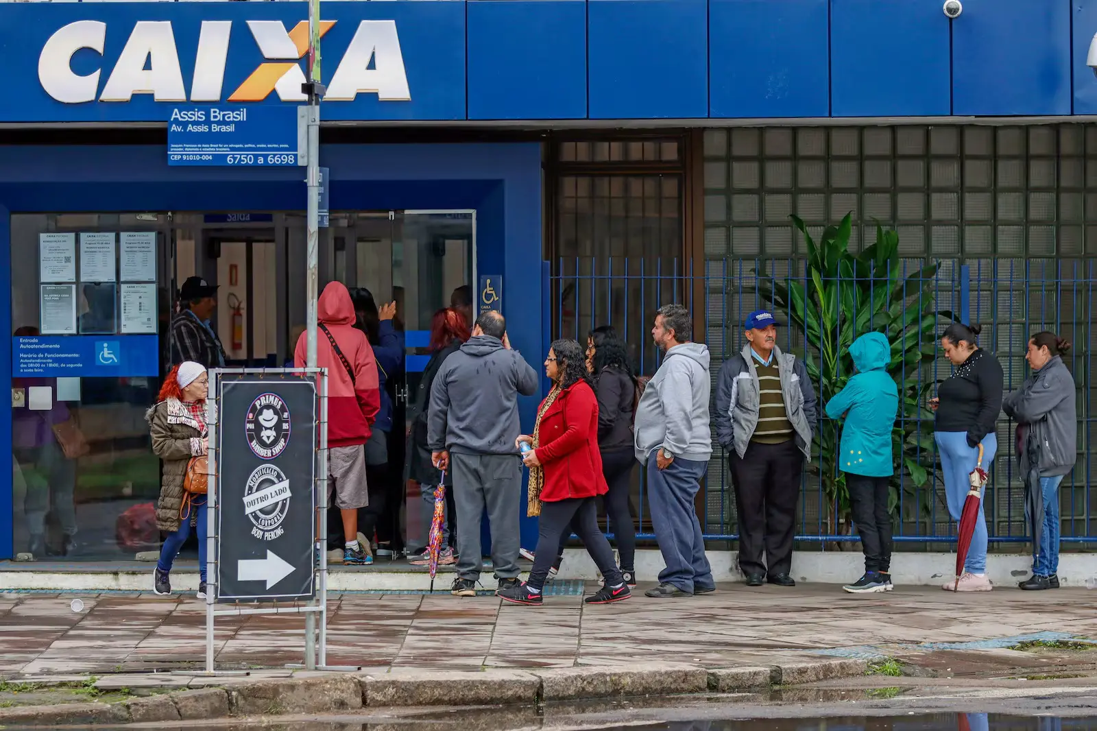 Trabalhadores podem consultar direito ao Abono Salarial 2026 por aplicativo ou pelo portal Gov.br. Foto: Bruno Peres/Agência Brasil.