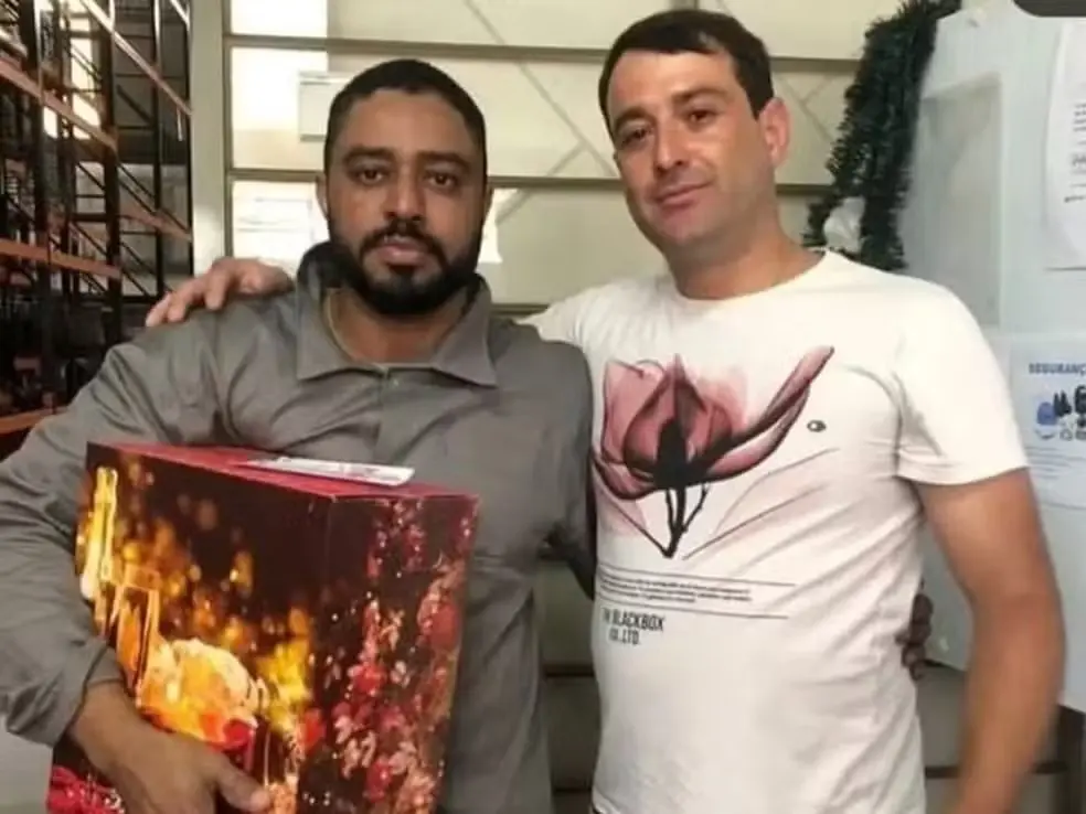 Funcionário Eliandro e o empresário Kerli em foto publicada das redes sociais da empresa em 2022 (Foto: Reprodução/Redes Sociais)