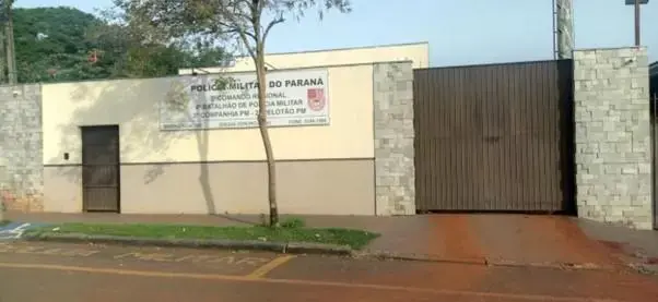 Homem é assassinado com facão e casal foge da cena do crime (Foto: Divulgação/PMPR)