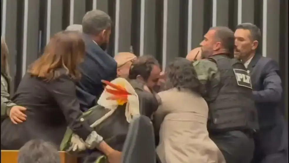 Deputados do PSol sofrem lesões após confusão com policiais legislativos na Câmara