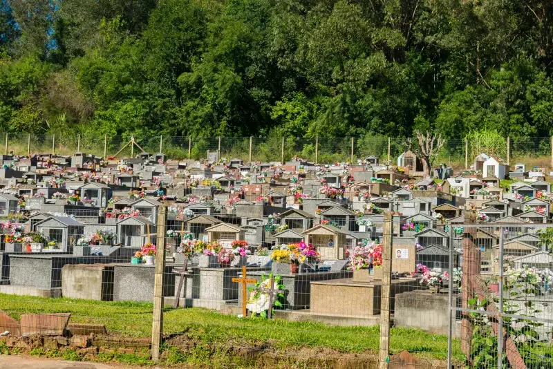 Investigação indica que coveiro e esposa tentaram matar jovem em possível ritual macabro no cemitério